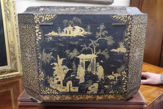 A Chinese export small lacquer box W.46cm